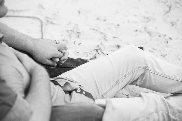 Homoszexuális férfiak ölelni a strandon — Stock Fotó