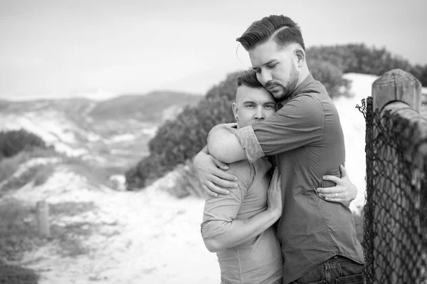 Eşcinsel erkekler bir çit kucaklayan