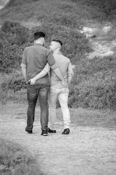 Homoseksuele mannen lopen langs een pad grind — Stockfoto