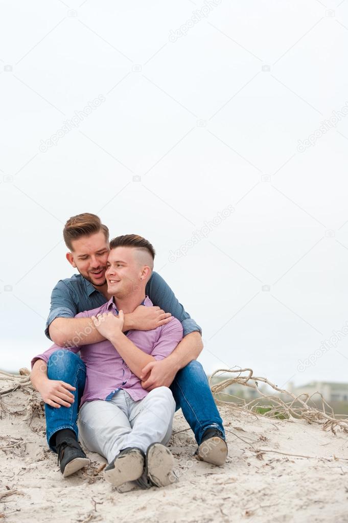 Schwule Männer umarmen sich am Strand - Stockfotografie ...
