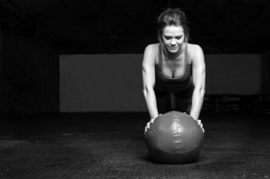 tahta egzersiz yapıyor kadın