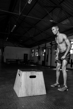 bir kutu yapıyor erkek bir spor salonunda atlamak