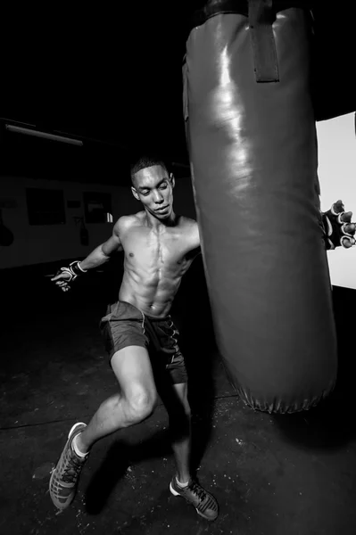 Kickboxer misto corsa con sacco da boxe — Foto Stock
