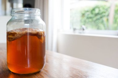 Kombucha çayı cam kavanozda