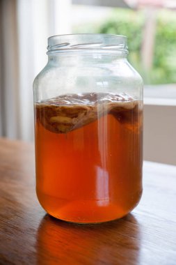 Kombucha çayı cam kavanozda