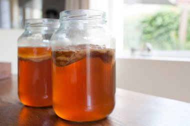 Kombucha çayı cam kavanozda
