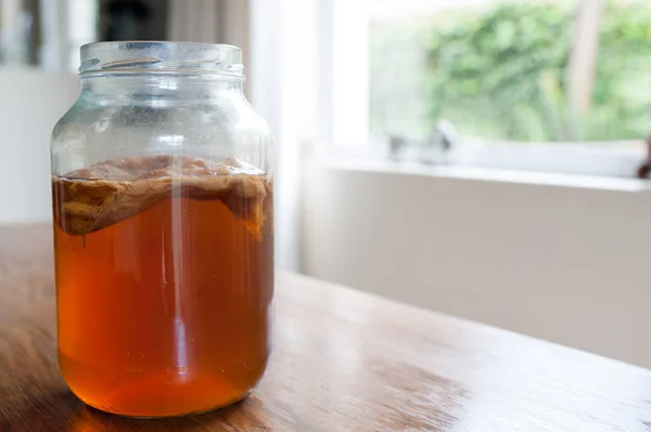 Чайний гриб чай в скляну посудину — стокове фото