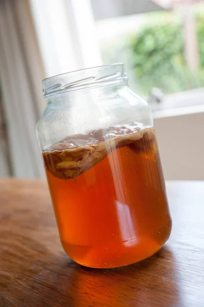 Chá Kombucha em um frasco de vidro — Fotografia de Stock