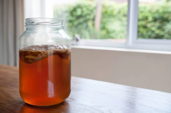 Chá Kombucha em um frasco de vidro — Fotografia de Stock