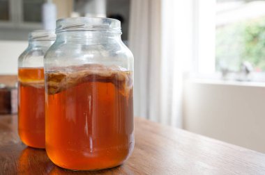 Kombucha çayı cam kavanozda