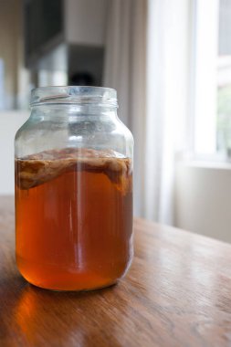 Kombucha çayı cam kavanozda