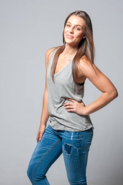 esmer gri bir arka plan üzerinde kadın 