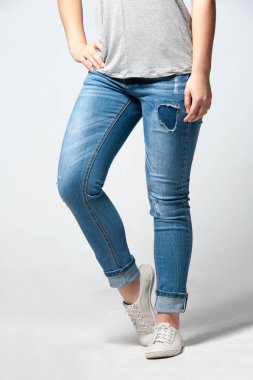 esmer gri bir arka plan üzerinde kadın 