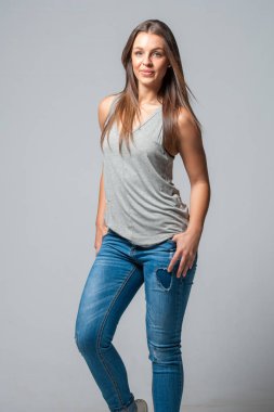 Gri bir arka plan üzerinde Esmer kadın