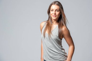 esmer gri bir arka plan üzerinde kadın 