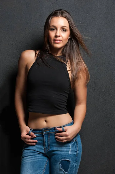 erkek siyah bir arka plan