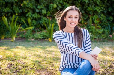 bir akıllı telefon dışında kadın