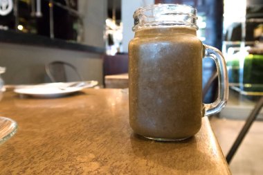 bir reçel kavanoz çikolata güler yüzlü 