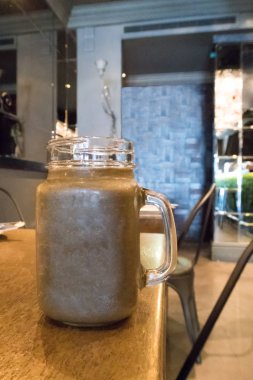 bir reçel kavanoz çikolata güler yüzlü 