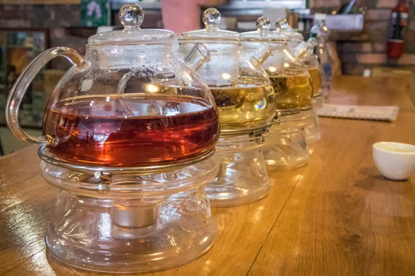 Tetera de vidrio en una mesa en un café — Foto de Stock