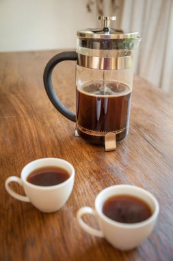 Beyaz bardak ve kahve dalgıç 