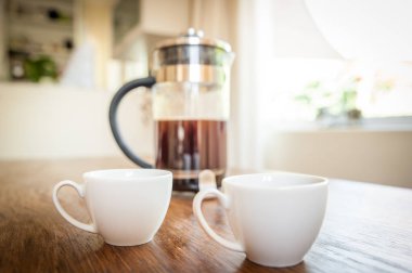 Beyaz bardak ve kahve dalgıç 