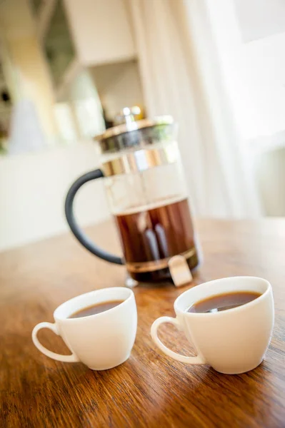 Білі чашки і кавовий плунжер — стокове фото