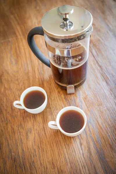 Tazas blancas y émbolo de café — Foto de Stock