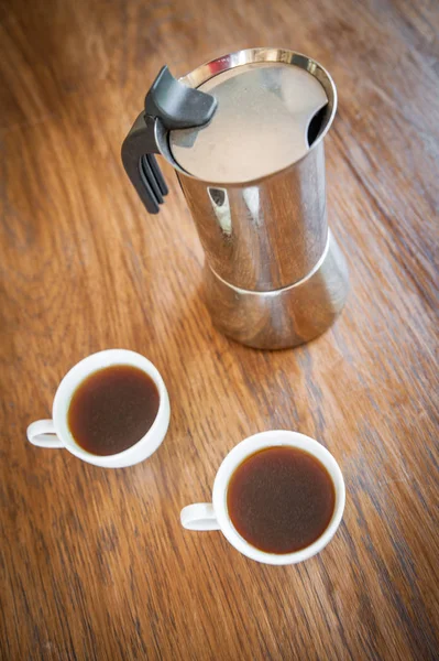 Tazas blancas y émbolo de café —  Fotos de Stock
