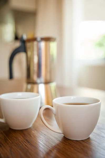 Tazas blancas y émbolo de café — Foto de Stock