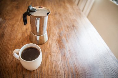 Beyaz bardak ve kahve dalgıç 