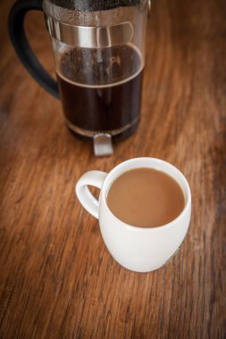 Beyaz bardak ve kahve dalgıç 