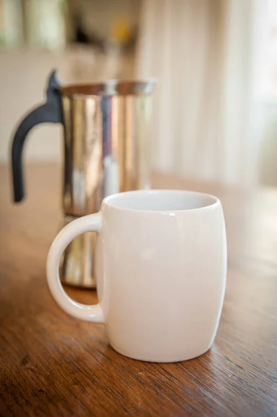 Tazas blancas y émbolo de café —  Fotos de Stock