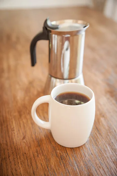 Tazas blancas y émbolo de café —  Fotos de Stock