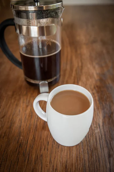 Tazas blancas y émbolo de café —  Fotos de Stock