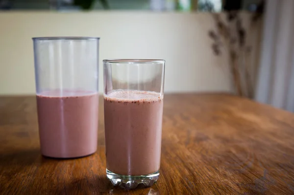 Batido y galletas en una mesa de madera — Foto de Stock