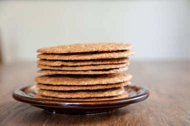 Güler yüzlü ve bisküvi ahşap bir masa üzerinde
