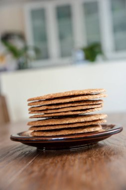Güler yüzlü ve bisküvi ahşap bir masa üzerinde
