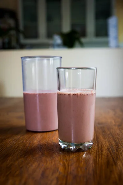 Batido y galletas en una mesa de madera — Foto de Stock