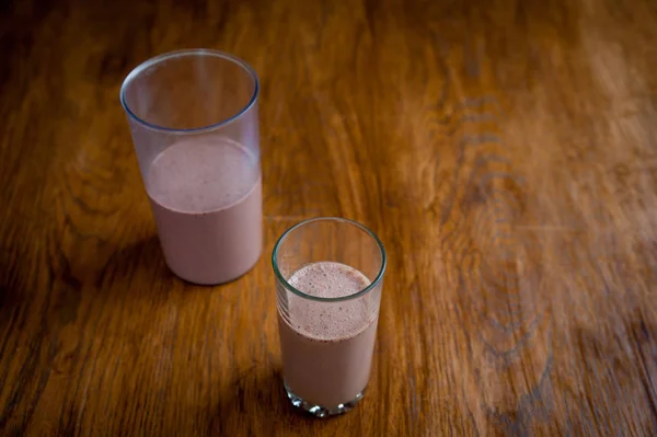 Batido y galletas en una mesa de madera — Foto de Stock