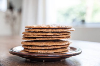 Güler yüzlü ve bisküvi ahşap bir masa üzerinde