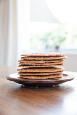 Güler yüzlü ve bisküvi ahşap bir masa üzerinde
