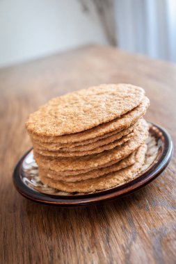 Güler yüzlü ve bisküvi ahşap bir masa üzerinde