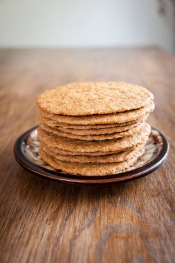 Güler yüzlü ve bisküvi ahşap bir masa üzerinde