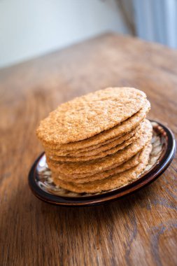 Güler yüzlü ve bisküvi ahşap bir masa üzerinde