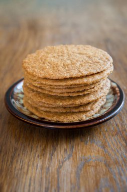Güler yüzlü ve bisküvi ahşap bir masa üzerinde