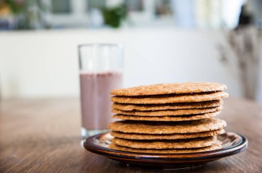 Güler yüzlü ve bisküvi ahşap bir masa üzerinde