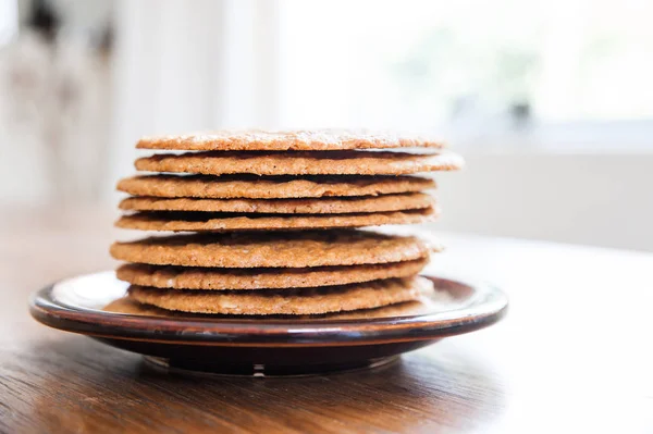 Batido y galletas en una mesa de madera —  Fotos de Stock