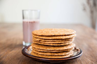 Güler yüzlü ve bisküvi ahşap bir masa üzerinde