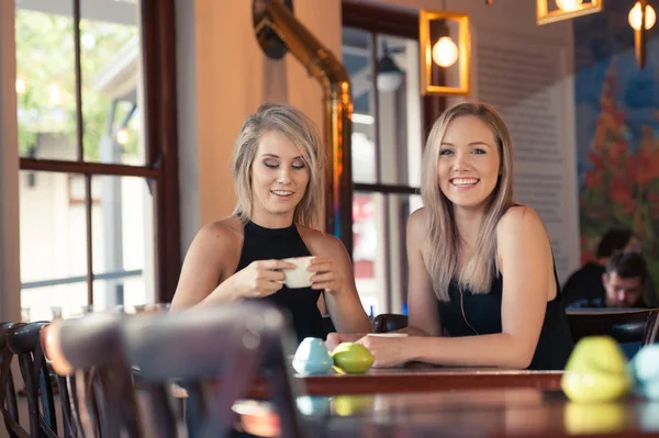Femmes blondes boire du café — Photo